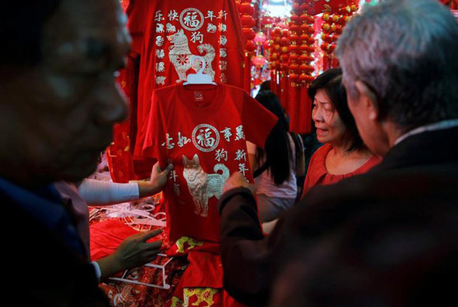 Châu Á ngập tràn sắc đỏ cùng linh vật chú chó chào Tết Nguyên Đán